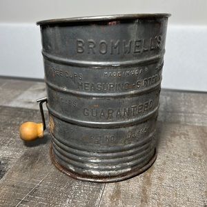 Vintage 1960s Bromwell’s 3 Cup Flour Measuring Sifter Metal w/Wood Knob on Crank